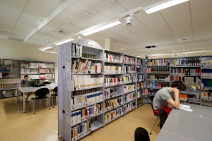 Biblioteca con studenti