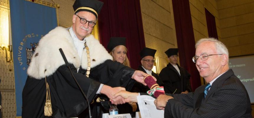 Laurea HC al Prof. Ackerman. Momenti della Cerimonia e gli interventi-consegna lhc-