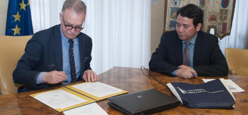 Firmato nuovo Memorandum of Understanding con la Hanoi University of Pharmacy-foto firma rettori-