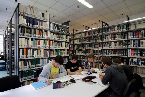 Gli utenti delle biblioteche UniTS raddoppiano-sala biblioteca-