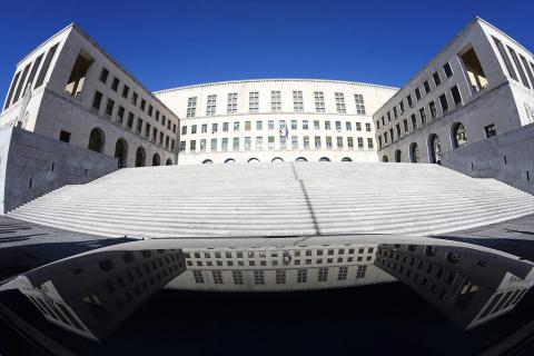 Virtuali anche le Porte Aperte per le Lauree Magistrali-Foto Piazzale riflesso auto-