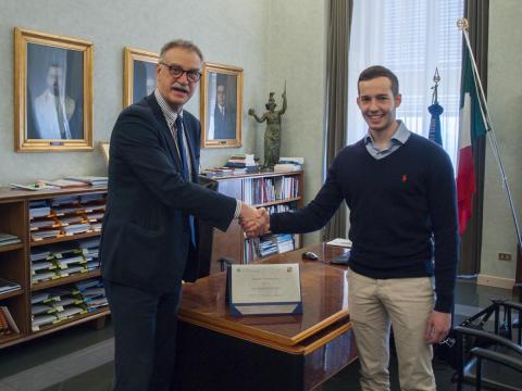 Riconoscimento allo studente Alessandro Gallo-Lo studente Alessandro Gallo con il Rettore Maurizio Fermeglia-Lo studente Alessandro Gallo con il Rettore Maurizio Fermeglia