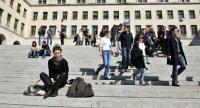Successo della mobilità Erasmus+ a Trieste-Studenti sulle scale dell'ateneo-