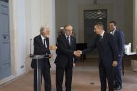 Al Prof. Paolo Fornasiero il premio “Maria Teresa Messori Roncaglia ed Eugenio Mari”-il prof Fornasiero riceve il premio-