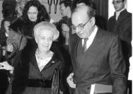 Il ricordo del prof. Benedetto de Bernard: preside di Farmacia, fondatore e preside di Medicina e Chirurgia-de bernard img-Il prof. Benedetto de Bernard accanto al Premio Nobel Rita Levi-Montalcini